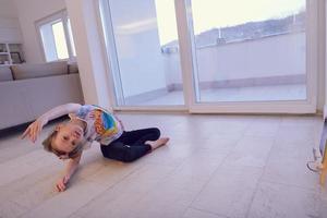 clase de ballet de educación en línea para niñas en casa foto