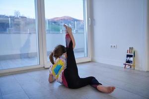 clase de ballet de educación en línea para niñas en casa foto