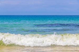 naithon beach bay turquesa agua clara y olas phuket tailandia.