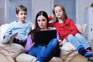 familia joven feliz divertirse en casa foto