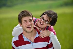 joven pareja romántica en el amor juntos al aire libre foto