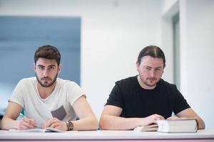 estudiante varón en el aula foto