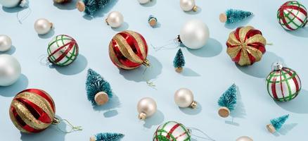 bolas de Navidad brillantes rojas y blancas sobre fondo azul pastel, patrón foto