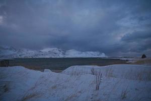 costa noruega en invierno con nieve mal tiempo nublado foto