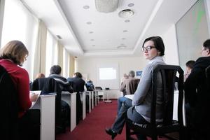 grupo de personas de negocios en seminario foto