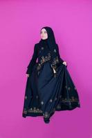 mujer musulmana con hiyab en vestido moderno foto
