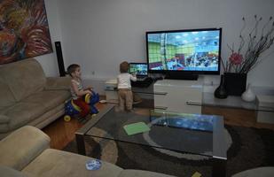 noruega, 2022 - niño pequeño jugando con su hermana en casa foto