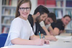 grupo de estudiantes estudian juntos en el aula foto