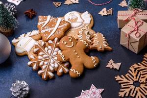 composición navideña con galletas de jengibre, juguetes navideños, piñas y especias foto