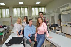 grupo de adolescentes felices en la escuela foto