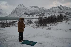 viajero musulmán rezando en el frío día de invierno nevado foto