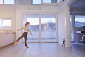 clase de ballet de educación en línea para niñas en casa foto