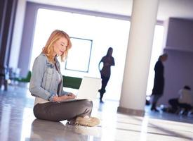 chica estudiante con computadora portátil foto