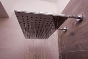ducha moderna y elegante de acero inoxidable foto