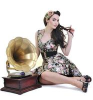 linda chica escuchando música en un gramófono antiguo foto