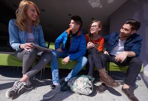 grupo de estudiantes de pie juntos como equipo foto