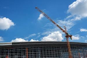 trabajos de construcción de grúas y edificios y cielo azul foto