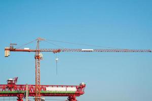 trabajos de construcción de grúas y edificios y cielo azul foto