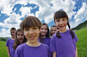 grupo de niños felices divertirse en la naturaleza foto