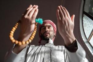 oración musulmana dentro de la mezquita en namaz adorar a allah foto