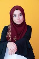 retrato de mujer musulmana con hijab sobre fondo amarillo foto