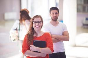 pareja de estudiantes de pie juntos foto