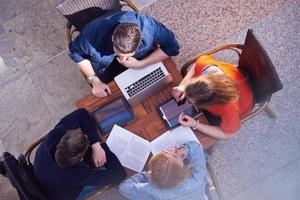 grupo de estudiantes trabajando juntos en un proyecto escolar foto