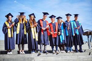 grupo de jóvenes estudiantes graduados foto