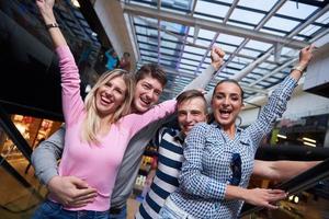 suecia, 2022 - familia en centro comercial foto