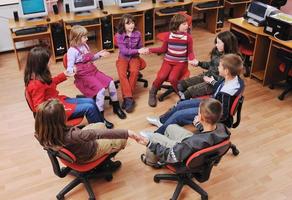 educación de ti con niños en la escuela foto