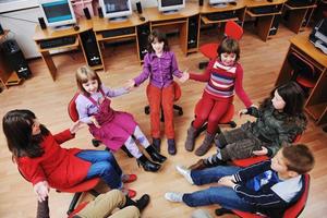 educación de ti con niños en la escuela foto