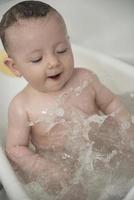 linda niña tomando un baño foto