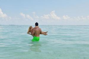 feliz pareja joven en vacaciones de verano diviértete y relájate foto