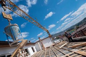 trabajador de la construcción instalando un nuevo techo foto