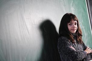 colegiala feliz en clases de matemáticas foto