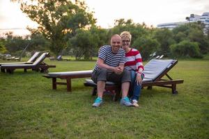 pareja joven disfrutando de vacaciones foto