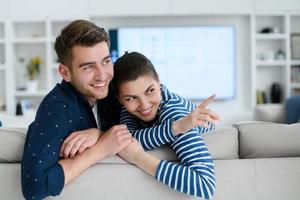 una joven pareja casada disfruta sentarse en la gran sala de estar foto