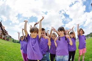 grupo de niños felices divertirse en la naturaleza foto