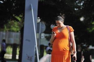 mujer embarazada feliz hablando por celular foto