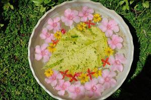 vaso de agua con hermosas flores de fondo foto