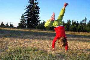 chica haciendo ejercicio en la naturaleza foto