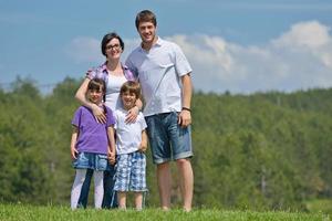 familia joven feliz divertirse al aire libre foto