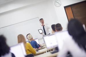 estudiantes con profesor en aula de laboratorio de computación foto