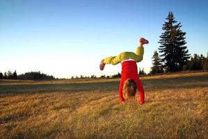 chica haciendo ejercicio en la naturaleza foto