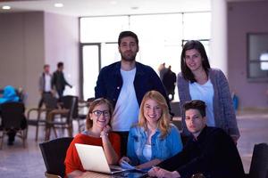 grupo de estudiantes de pie juntos como equipo foto