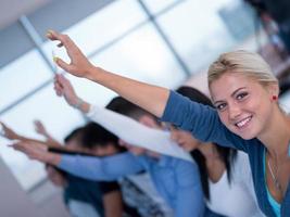 grupo de estudiantes levantan la mano foto