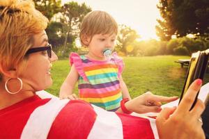 mamá y una pequeña hija relajándose en una hamaca foto