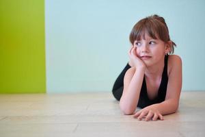 niña divirtiéndose y bailando usando joyas de madres foto