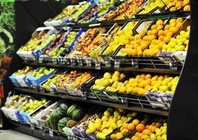 frutas y verduras frescas en el mercado de super foto
