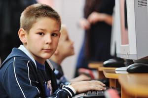 educación de ti con niños en la escuela foto